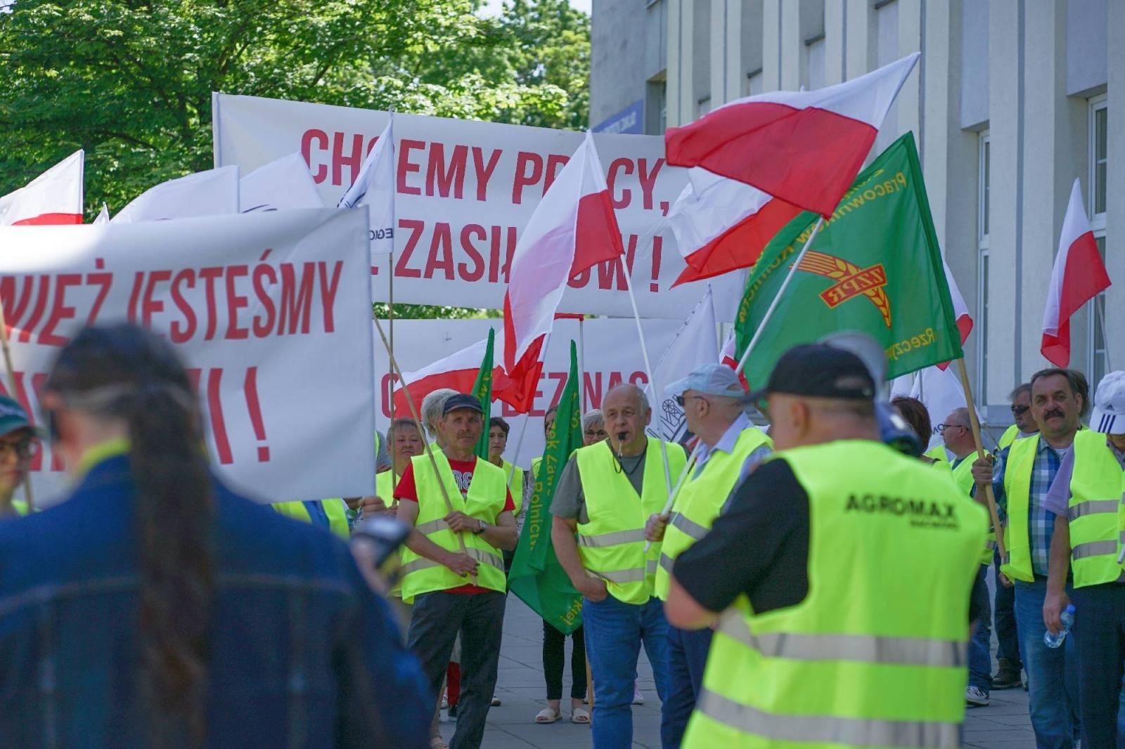 Zdjęcie w galerii na portalu naszraciborz.pl: Pracownicy Agromaxu protestowali w Częstochowie wiadomości z regionu