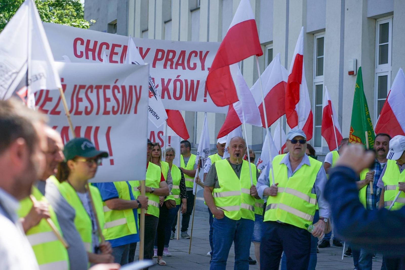 Zdjęcie w galerii na portalu naszraciborz.pl: Pracownicy Agromaxu protestowali w Częstochowie wiadomości z regionu