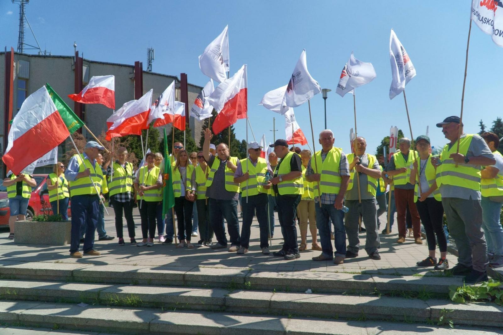 Zdjęcie w galerii na portalu naszraciborz.pl: Pracownicy Agromaxu protestowali w Częstochowie wiadomości z regionu