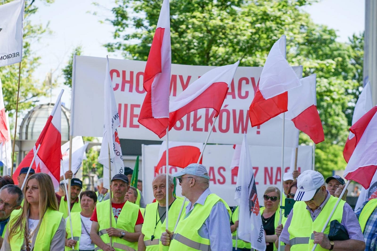 Zdjęcie w galerii na portalu naszraciborz.pl: Pracownicy Agromaxu protestowali w Częstochowie wiadomości z regionu