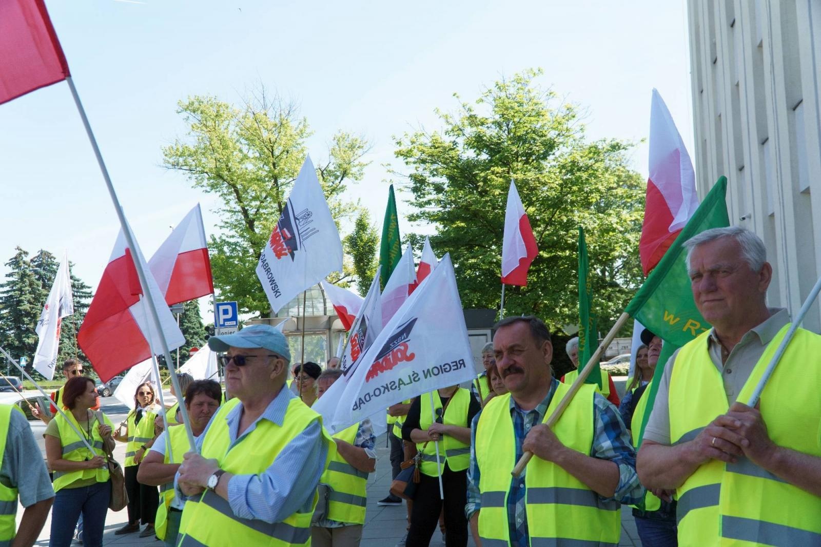 Zdjęcie w galerii na portalu naszraciborz.pl: Pracownicy Agromaxu protestowali w Częstochowie wiadomości z regionu