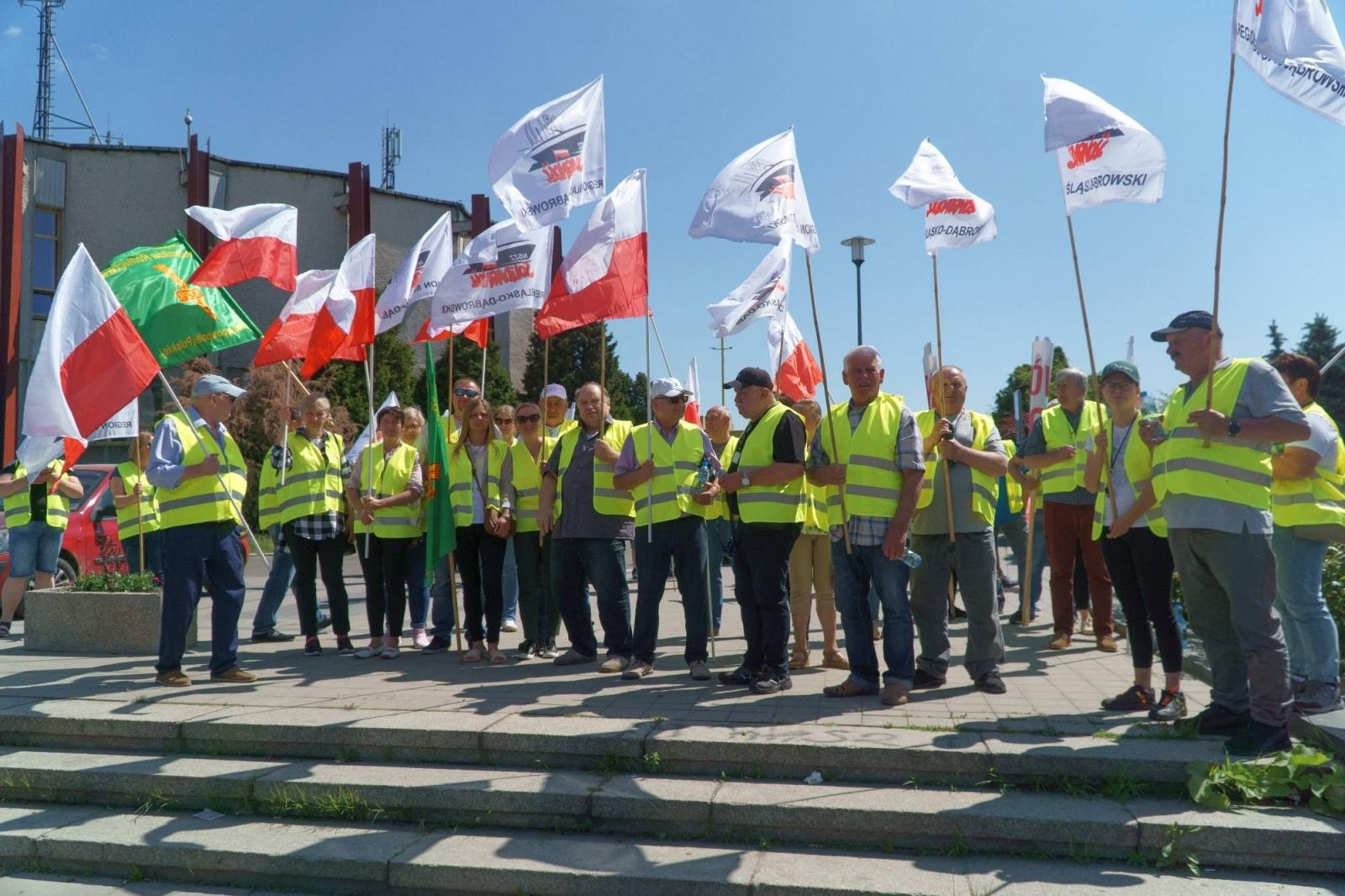 Zdjęcie w galerii na portalu naszraciborz.pl: Pracownicy Agromaxu protestowali w Częstochowie wiadomości z regionu