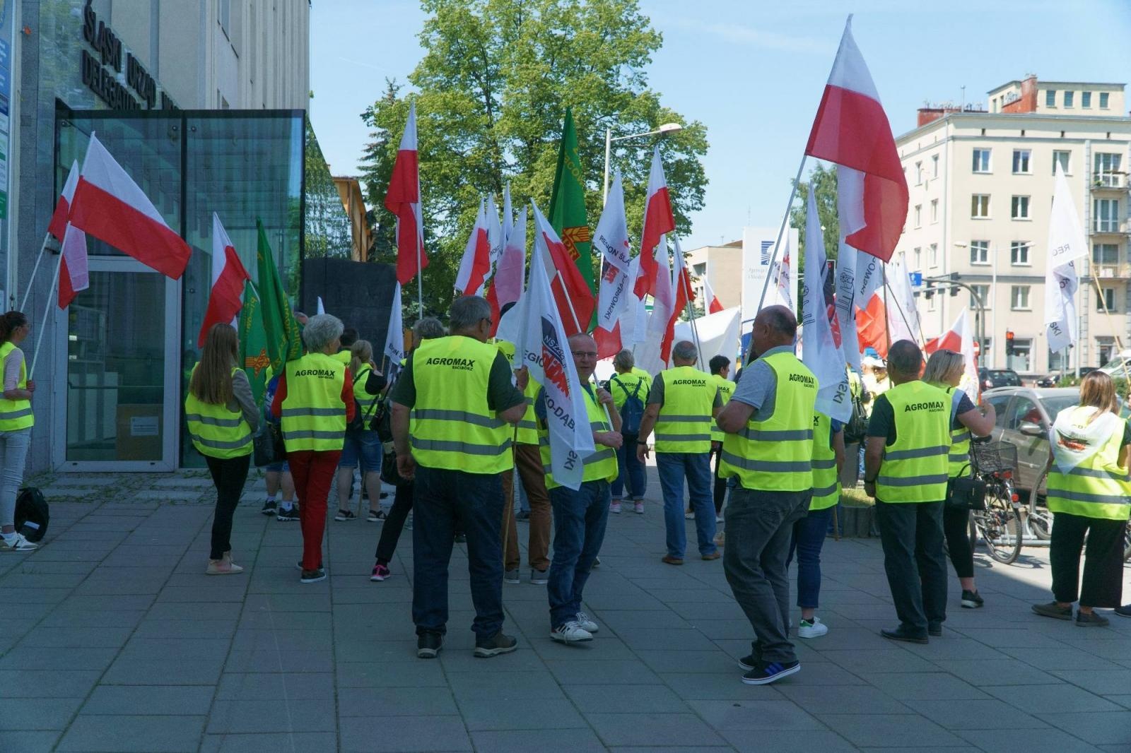 Zdjęcie w galerii na portalu naszraciborz.pl: Pracownicy Agromaxu protestowali w Częstochowie wiadomości z regionu