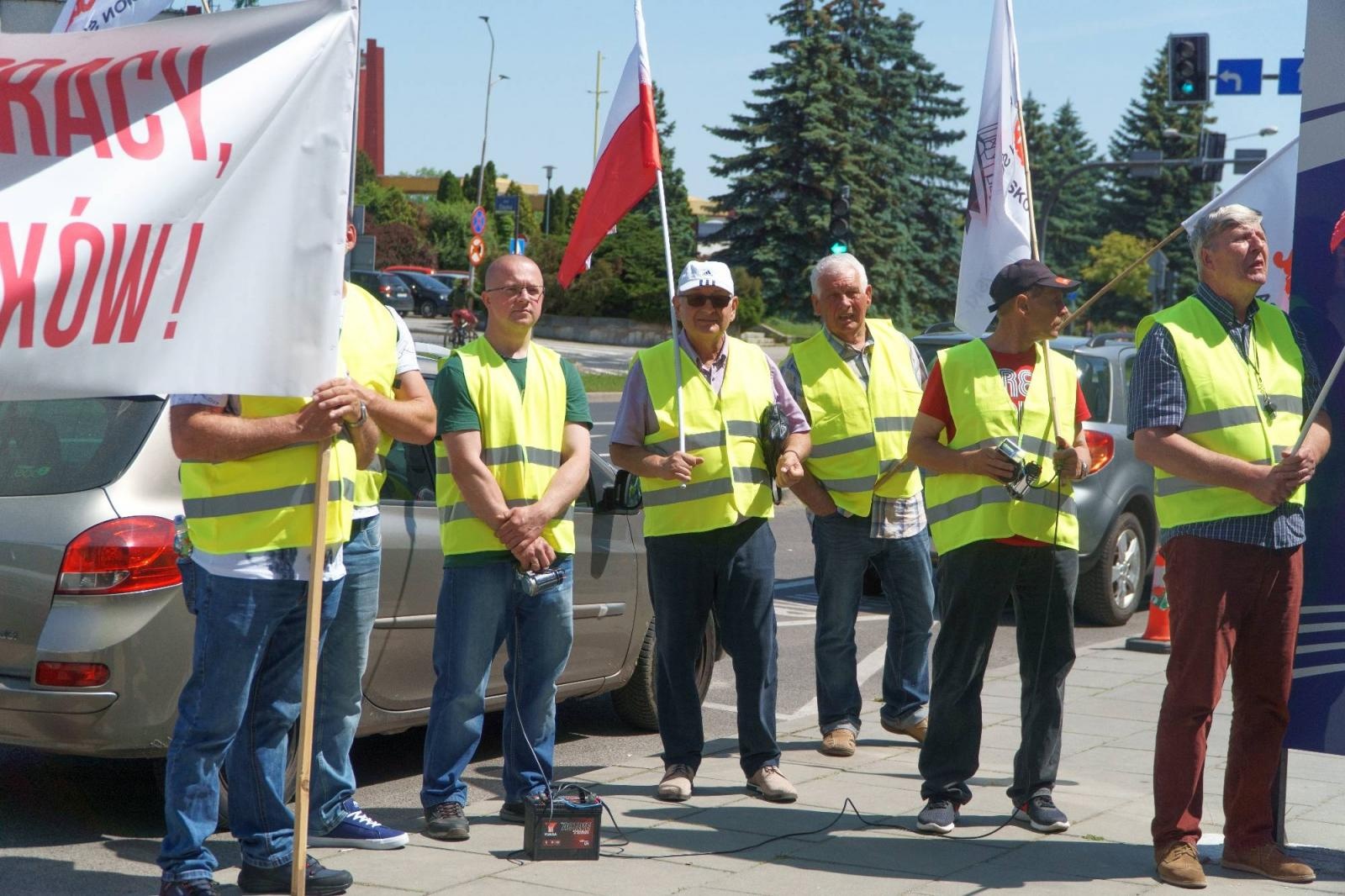 Zdjęcie w galerii na portalu naszraciborz.pl: Pracownicy Agromaxu protestowali w Częstochowie wiadomości z regionu
