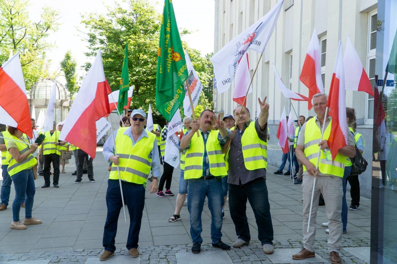 Zdjęcie w galerii na portalu naszraciborz.pl: Pracownicy Agromaxu protestowali w Częstochowie wiadomości z regionu
