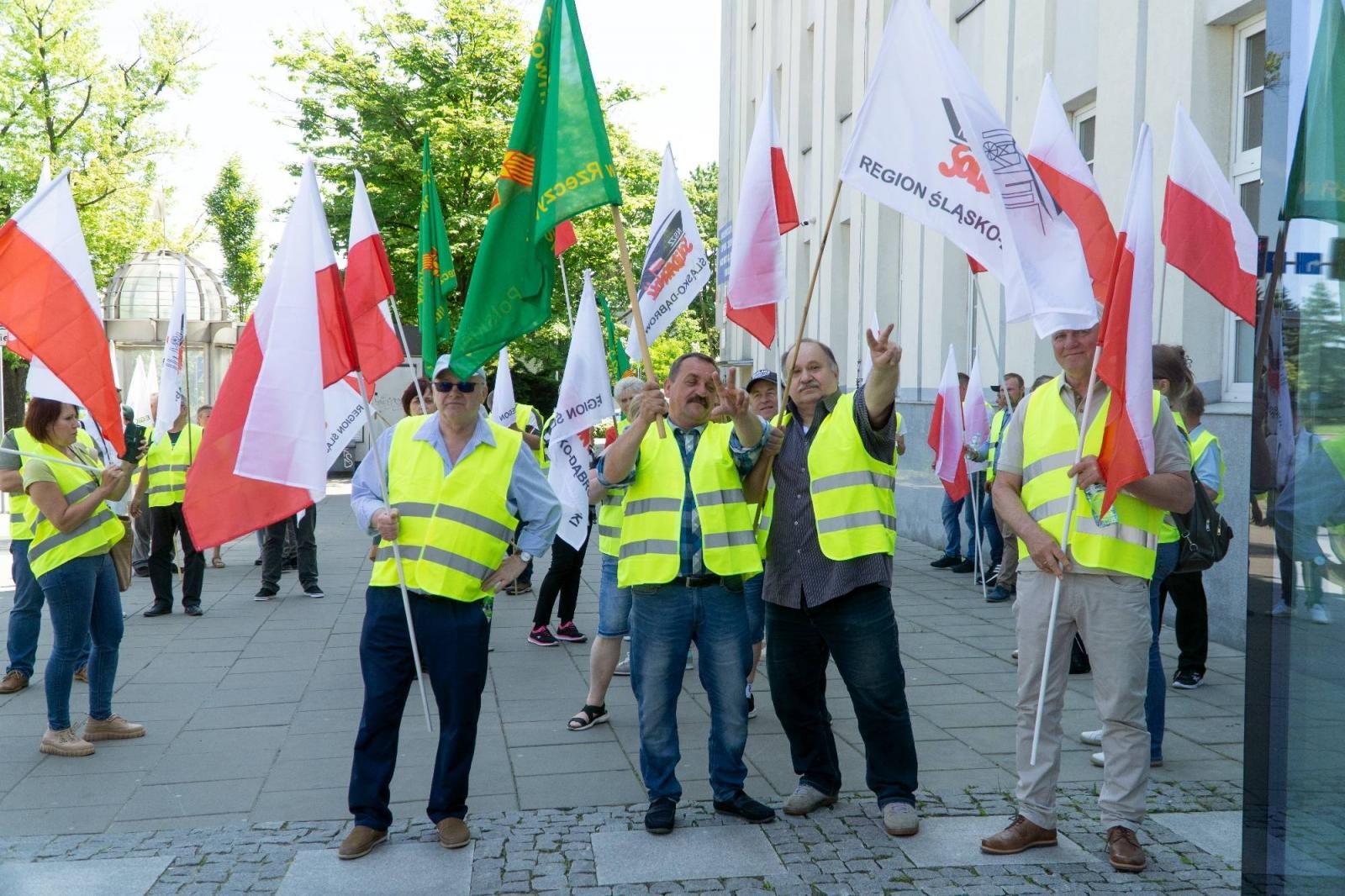 Zdjęcie w galerii na portalu naszraciborz.pl: Pracownicy Agromaxu protestowali w Częstochowie wiadomości z regionu