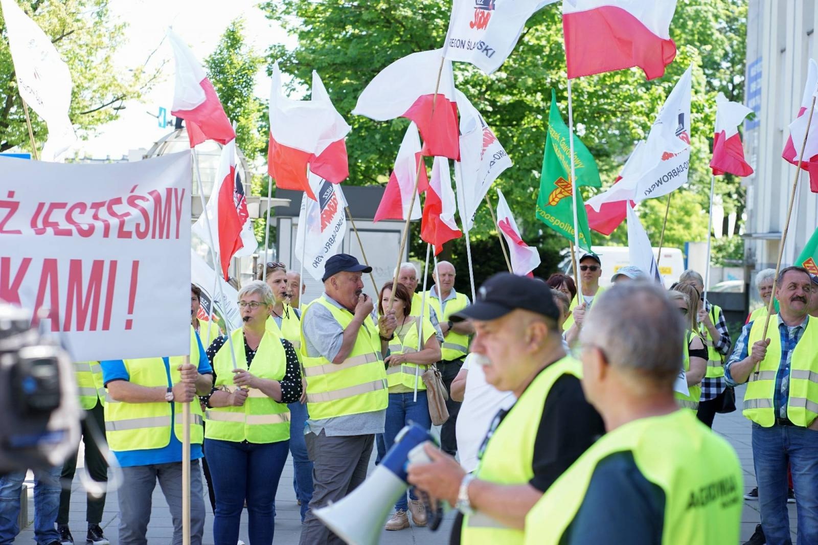 Zdjęcie w galerii na portalu naszraciborz.pl: Pracownicy Agromaxu protestowali w Częstochowie wiadomości z regionu