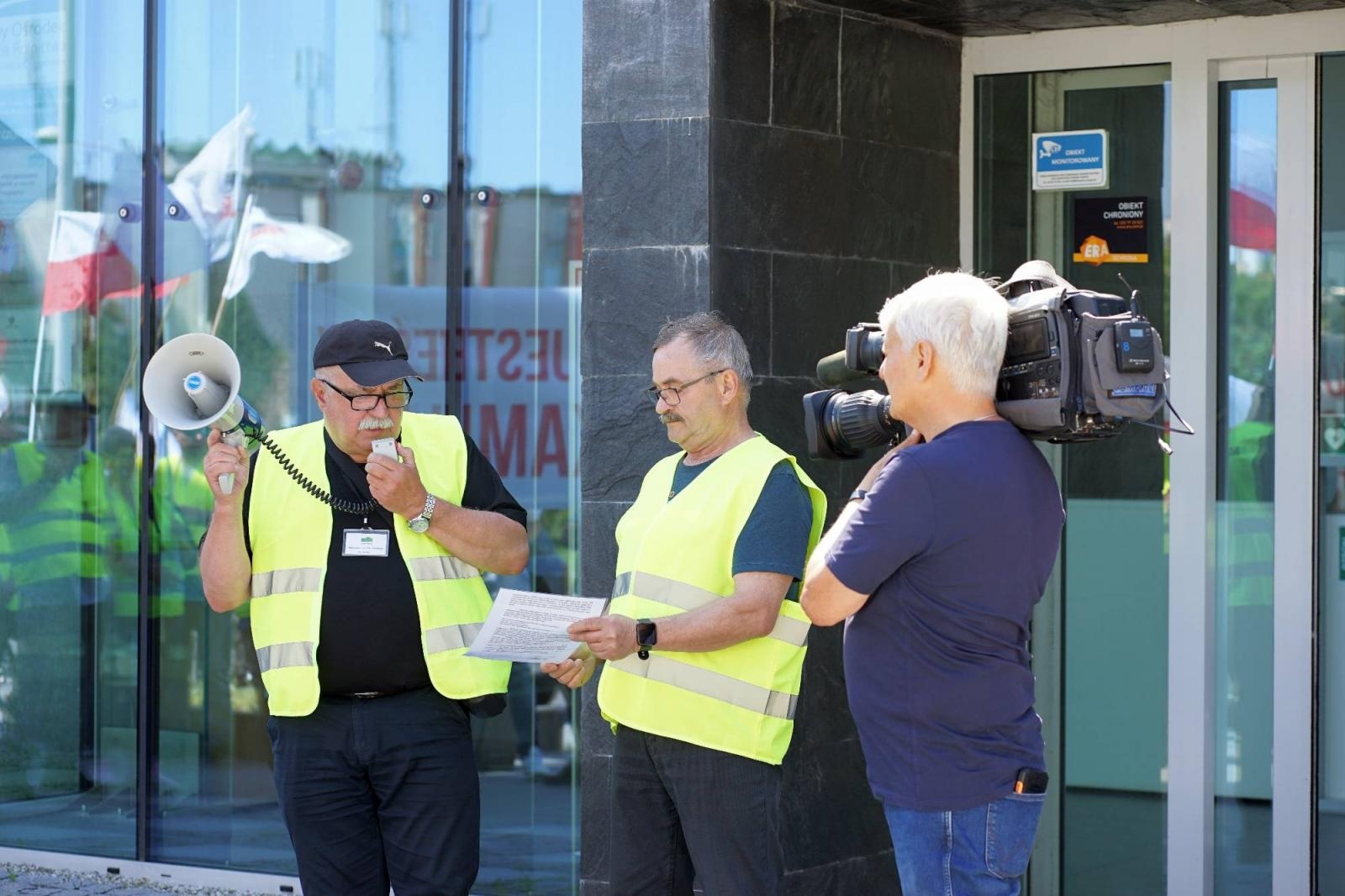 Zdjęcie w galerii na portalu naszraciborz.pl: Pracownicy Agromaxu protestowali w Częstochowie wiadomości z regionu