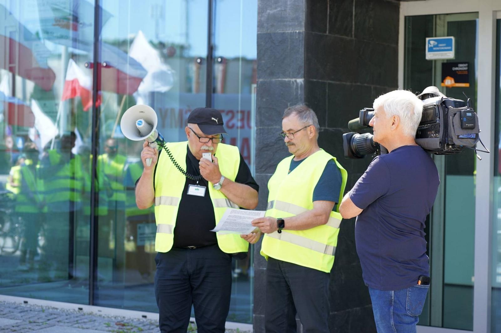Zdjęcie w galerii na portalu naszraciborz.pl: Pracownicy Agromaxu protestowali w Częstochowie wiadomości z regionu