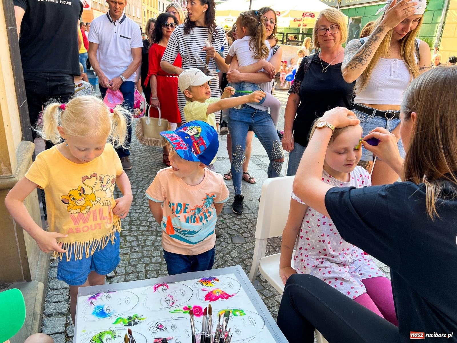 Zdjęcie w galerii na portalu naszraciborz.pl: Tłumy na Długiej. Przedsiębiorcy zapewnili zabawę na 102 [FOTO i WIDEO] wiadomości z regionu