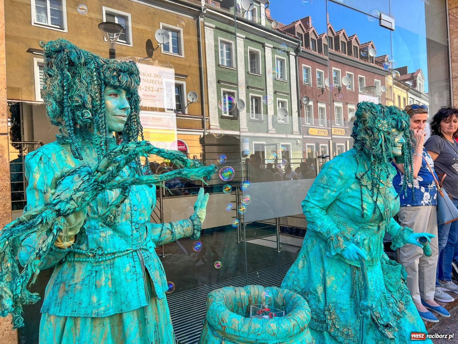 Zdjęcie w galerii na portalu naszraciborz.pl: Tłumy na Długiej. Przedsiębiorcy zapewnili zabawę na 102 [FOTO i WIDEO] wiadomości z regionu