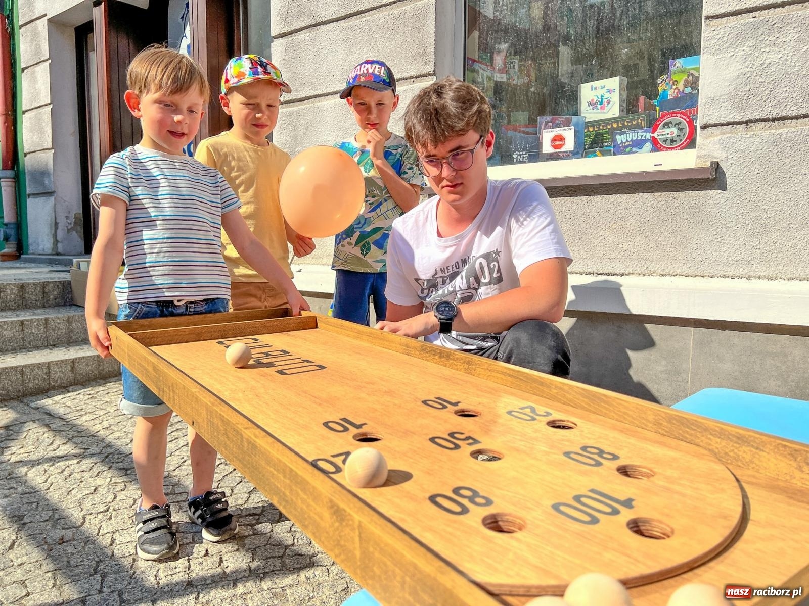 Zdjęcie w galerii na portalu naszraciborz.pl: Tłumy na Długiej. Przedsiębiorcy zapewnili zabawę na 102 [FOTO i WIDEO] wiadomości z regionu