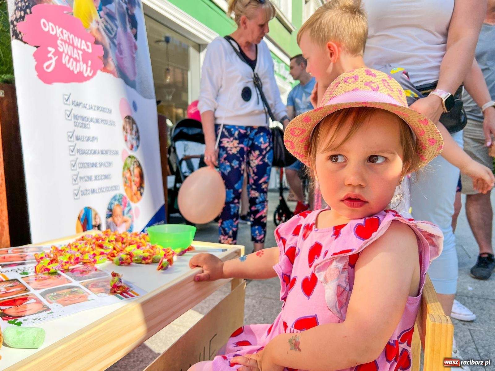 Zdjęcie w galerii na portalu naszraciborz.pl: Tłumy na Długiej. Przedsiębiorcy zapewnili zabawę na 102 [FOTO i WIDEO] wiadomości z regionu