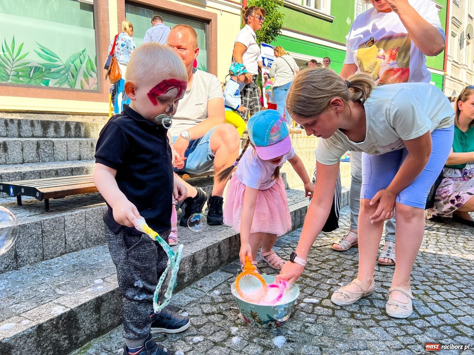 Zdjęcie w galerii na portalu naszraciborz.pl: Tłumy na Długiej. Przedsiębiorcy zapewnili zabawę na 102 [FOTO i WIDEO] wiadomości z regionu