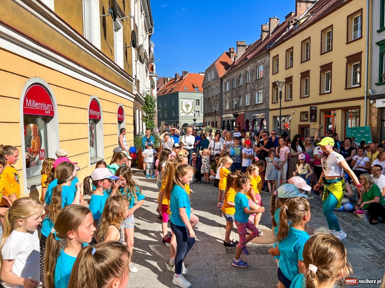 Zdjęcie w galerii na portalu naszraciborz.pl: Tłumy na Długiej. Przedsiębiorcy zapewnili zabawę na 102 [FOTO i WIDEO] wiadomości z regionu