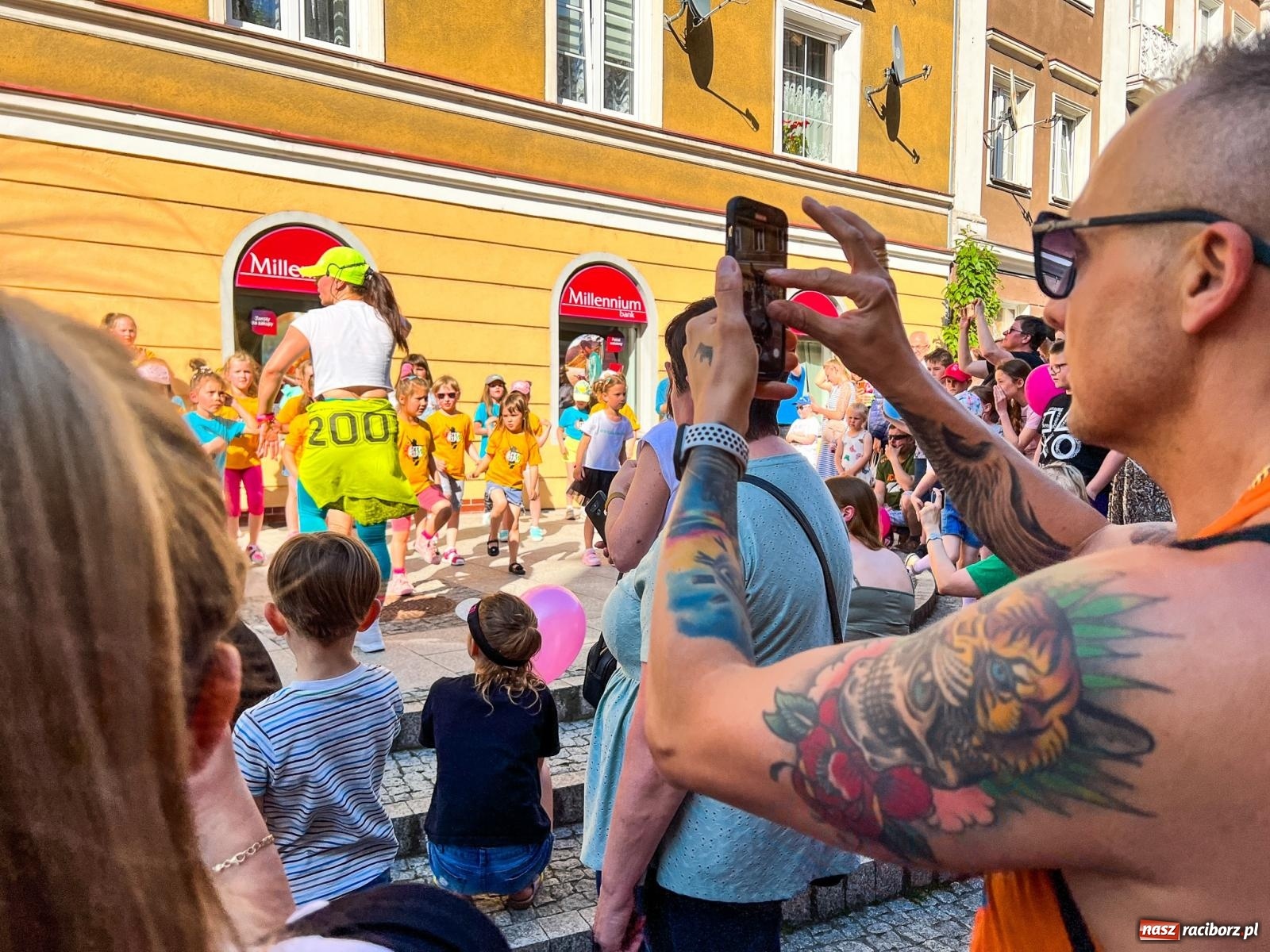Zdjęcie w galerii na portalu naszraciborz.pl: Tłumy na Długiej. Przedsiębiorcy zapewnili zabawę na 102 [FOTO i WIDEO] wiadomości z regionu