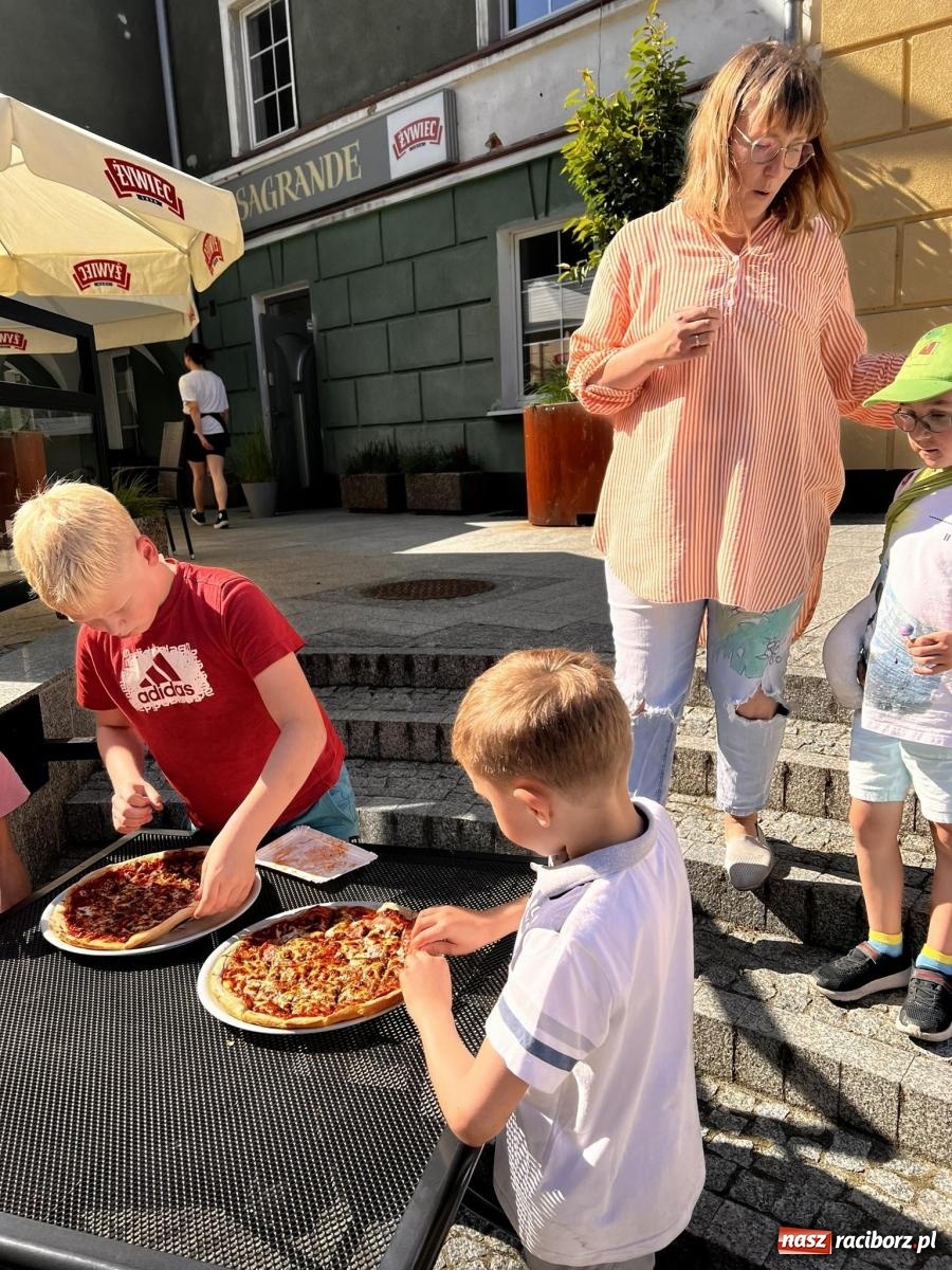 Zdjęcie w galerii na portalu naszraciborz.pl: Tłumy na Długiej. Przedsiębiorcy zapewnili zabawę na 102 [FOTO i WIDEO] wiadomości z regionu