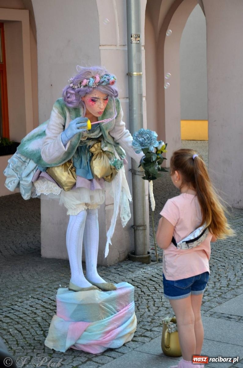 Zdjęcie w galerii na portalu naszraciborz.pl: Tłumy na Długiej. Przedsiębiorcy zapewnili zabawę na 102 [FOTO i WIDEO] wiadomości z regionu