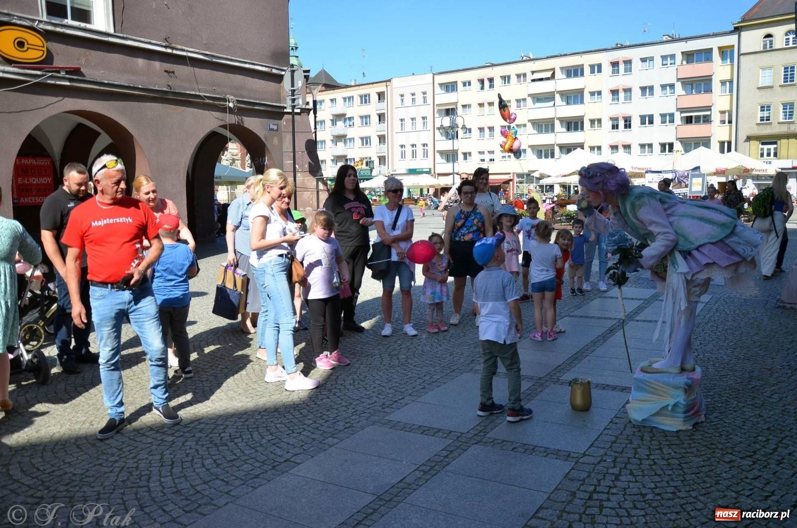 Zdjęcie w galerii na portalu naszraciborz.pl: Tłumy na Długiej. Przedsiębiorcy zapewnili zabawę na 102 [FOTO i WIDEO] wiadomości z regionu