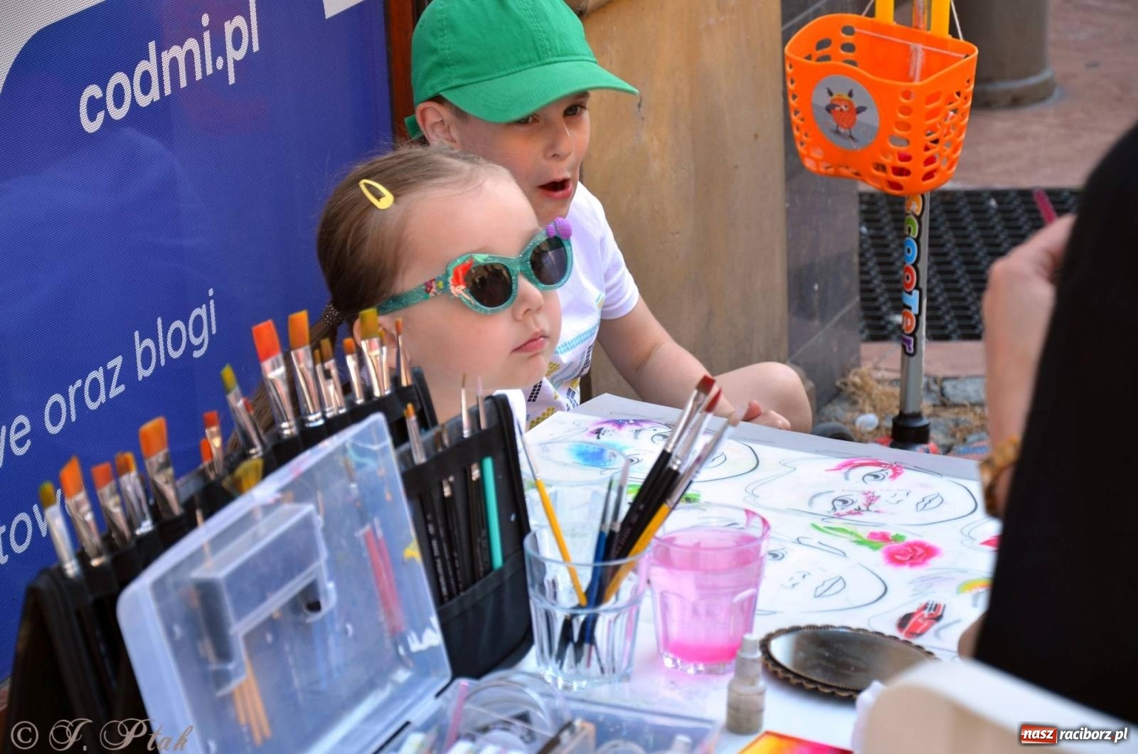 Zdjęcie w galerii na portalu naszraciborz.pl: Tłumy na Długiej. Przedsiębiorcy zapewnili zabawę na 102 [FOTO i WIDEO] wiadomości z regionu