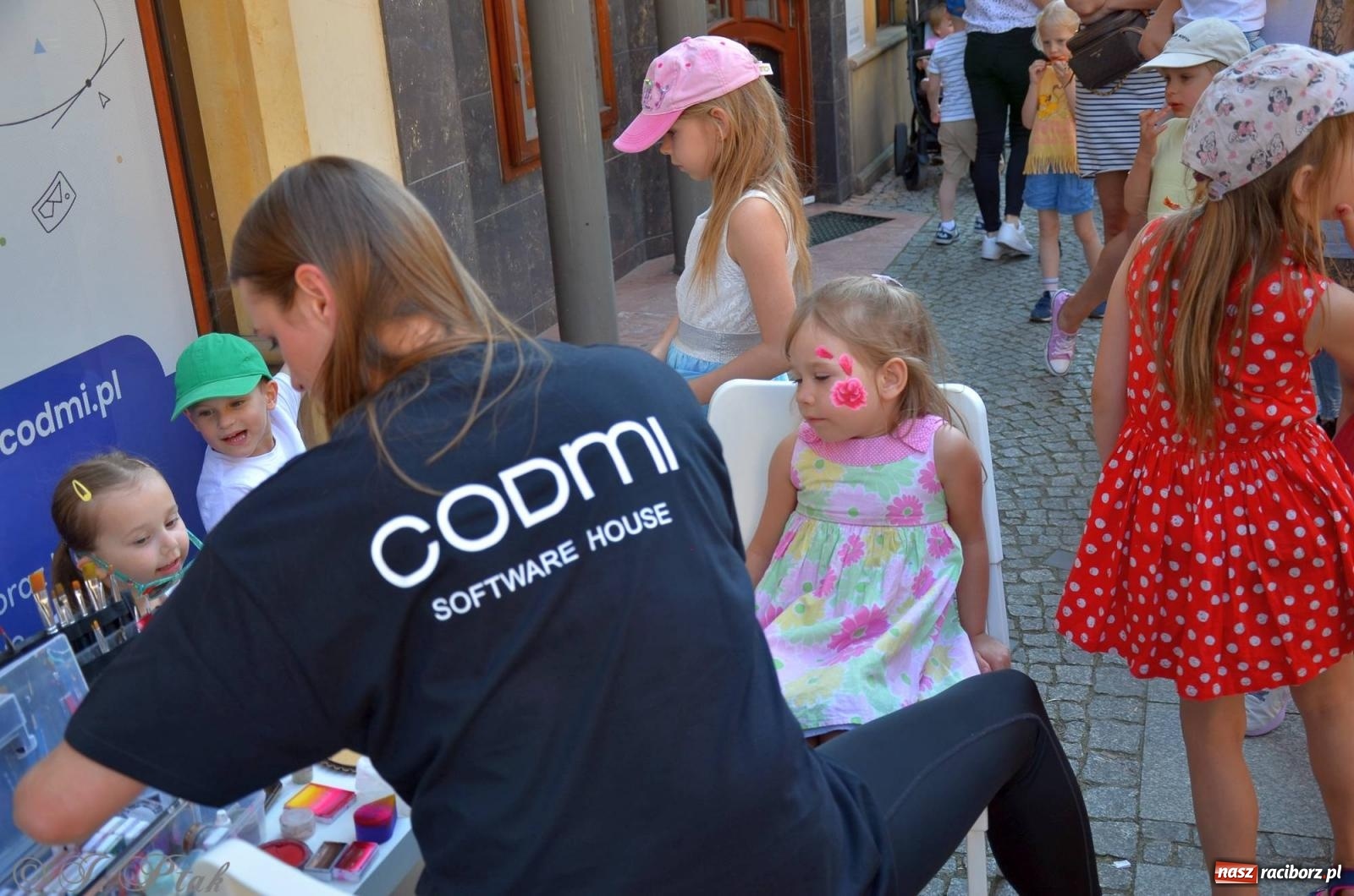 Zdjęcie w galerii na portalu naszraciborz.pl: Tłumy na Długiej. Przedsiębiorcy zapewnili zabawę na 102 [FOTO i WIDEO] wiadomości z regionu