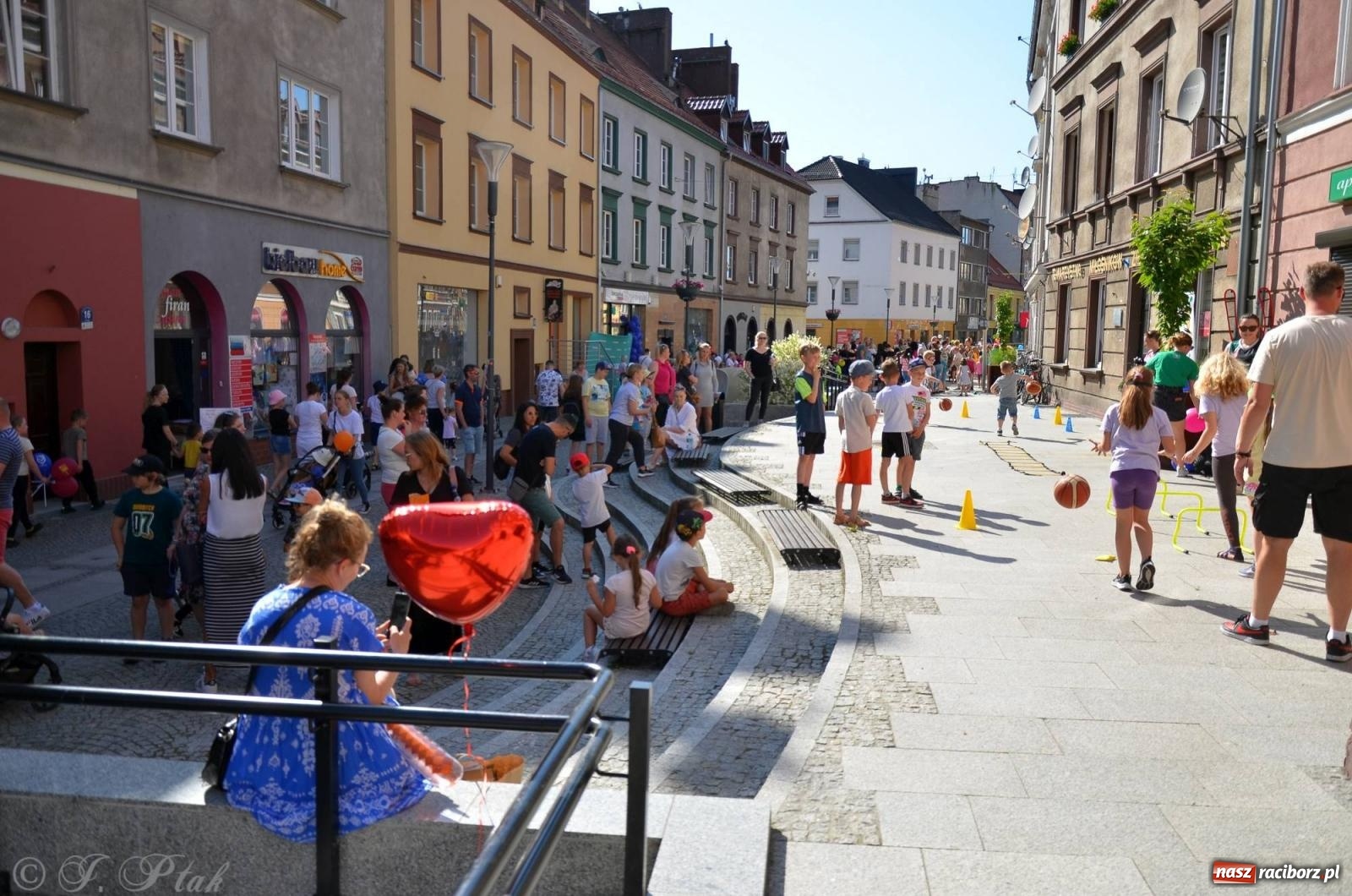 Zdjęcie w galerii na portalu naszraciborz.pl: Tłumy na Długiej. Przedsiębiorcy zapewnili zabawę na 102 [FOTO i WIDEO] wiadomości z regionu