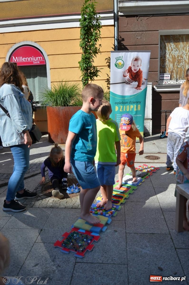 Zdjęcie w galerii na portalu naszraciborz.pl: Tłumy na Długiej. Przedsiębiorcy zapewnili zabawę na 102 [FOTO i WIDEO] wiadomości z regionu