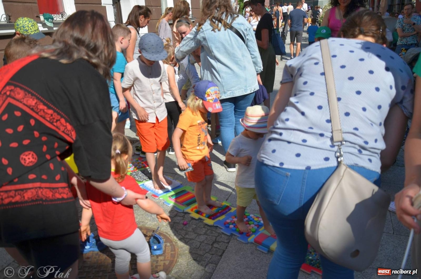 Zdjęcie w galerii na portalu naszraciborz.pl: Tłumy na Długiej. Przedsiębiorcy zapewnili zabawę na 102 [FOTO i WIDEO] wiadomości z regionu