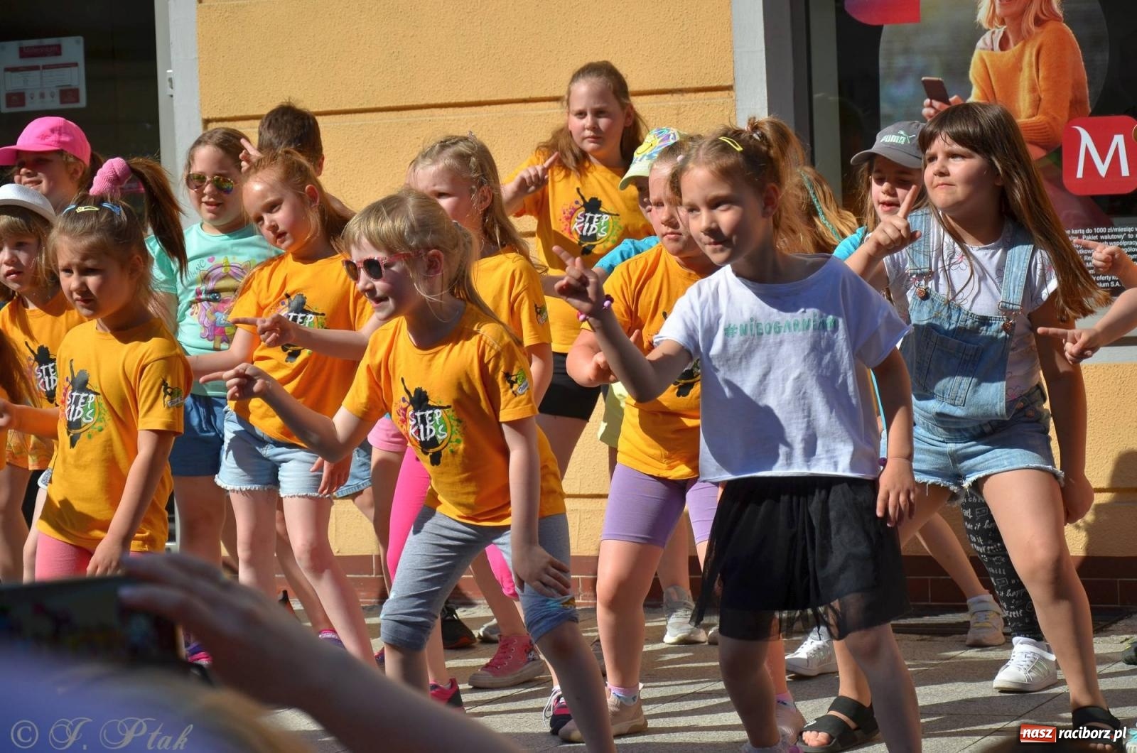 Zdjęcie w galerii na portalu naszraciborz.pl: Tłumy na Długiej. Przedsiębiorcy zapewnili zabawę na 102 [FOTO i WIDEO] wiadomości z regionu
