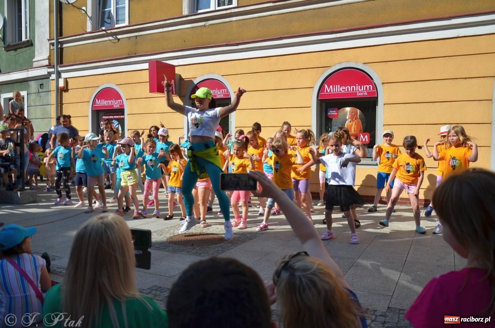 Zdjęcie w galerii na portalu naszraciborz.pl: Tłumy na Długiej. Przedsiębiorcy zapewnili zabawę na 102 [FOTO i WIDEO] wiadomości z regionu