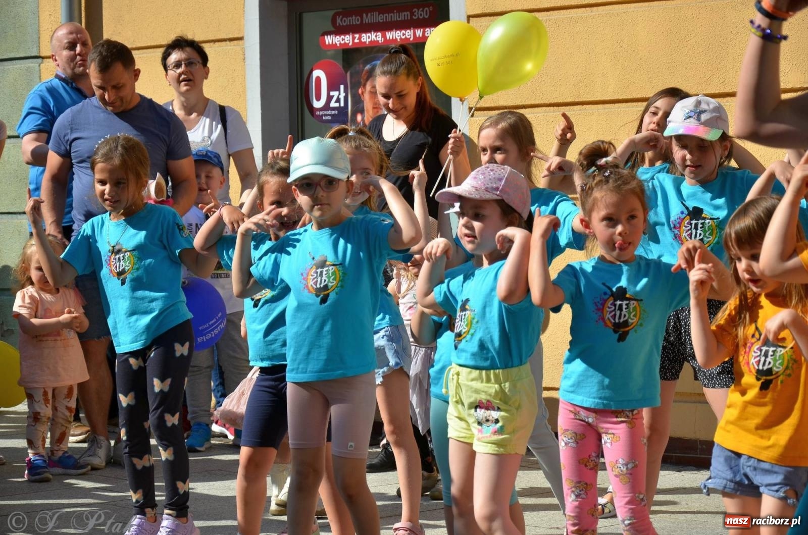 Zdjęcie w galerii na portalu naszraciborz.pl: Tłumy na Długiej. Przedsiębiorcy zapewnili zabawę na 102 [FOTO i WIDEO] wiadomości z regionu