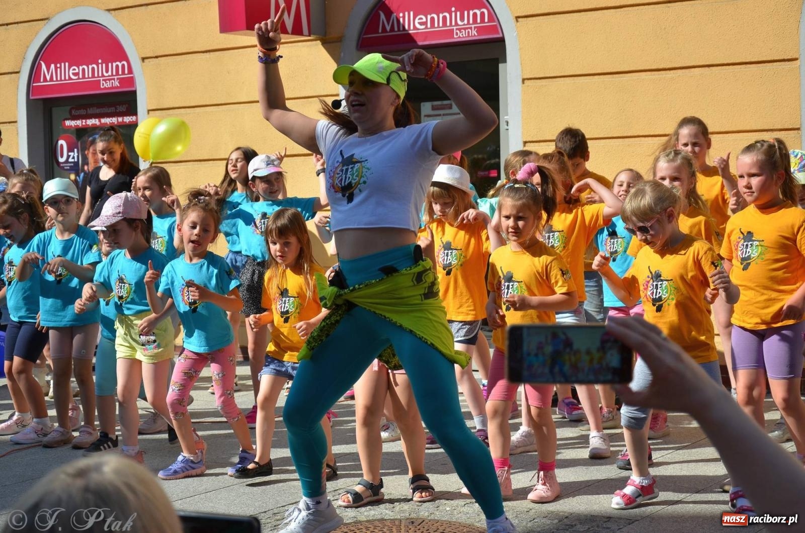 Zdjęcie w galerii na portalu naszraciborz.pl: Tłumy na Długiej. Przedsiębiorcy zapewnili zabawę na 102 [FOTO i WIDEO] wiadomości z regionu