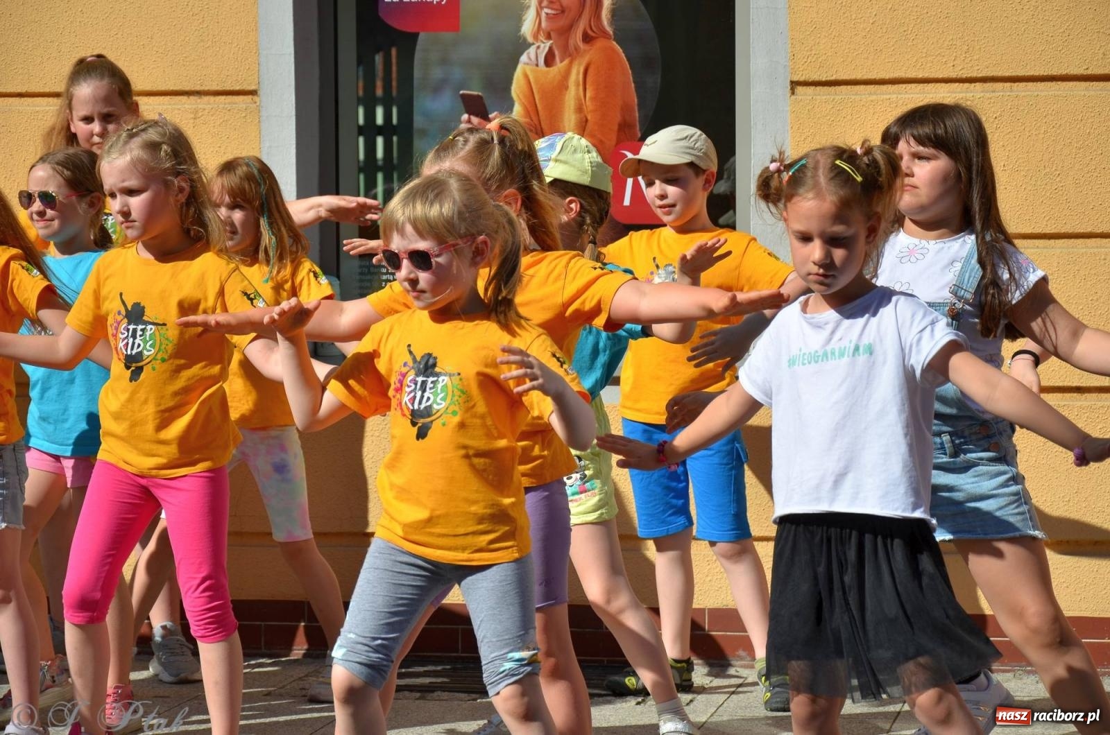 Zdjęcie w galerii na portalu naszraciborz.pl: Tłumy na Długiej. Przedsiębiorcy zapewnili zabawę na 102 [FOTO i WIDEO] wiadomości z regionu