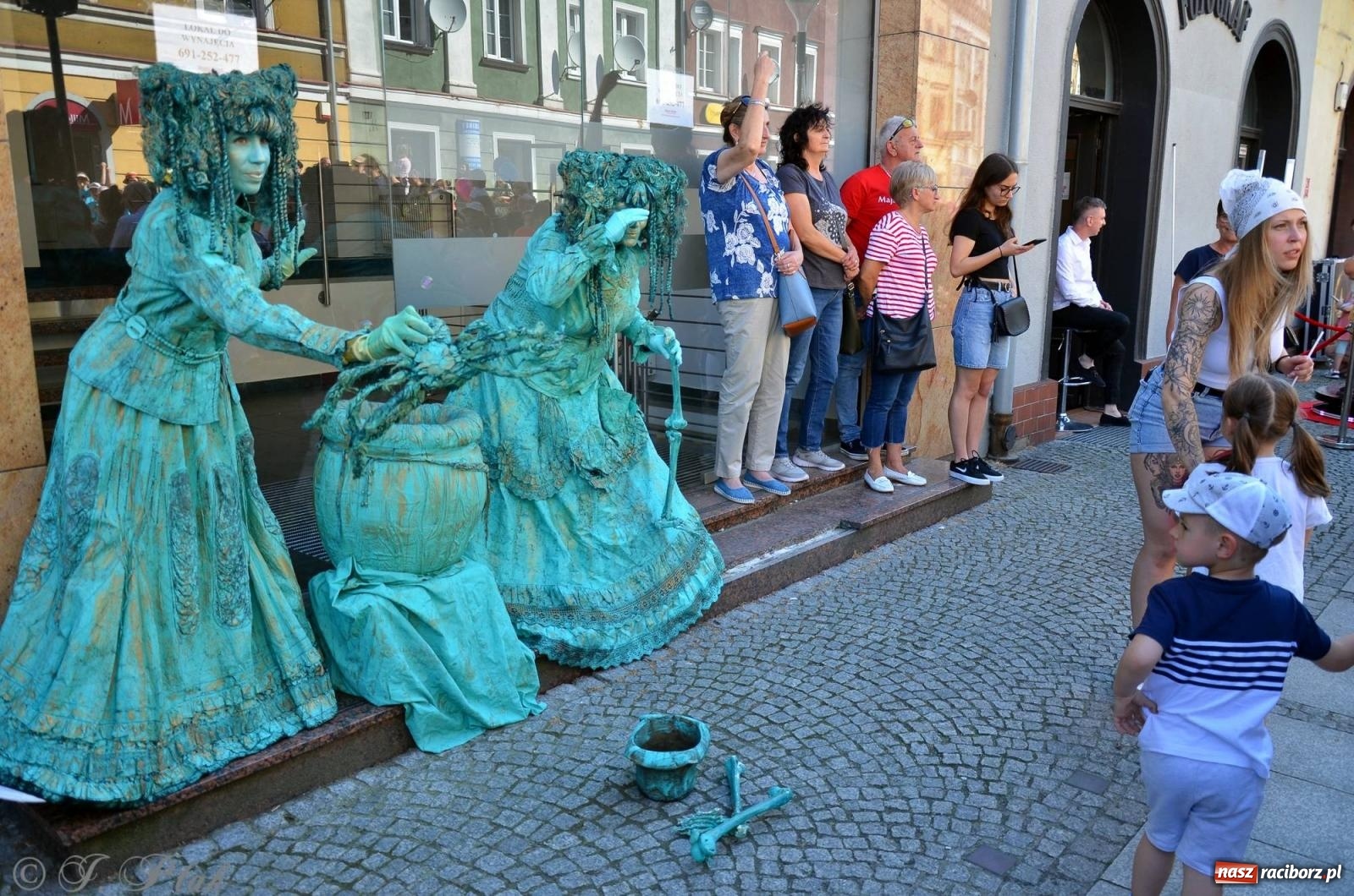 Zdjęcie w galerii na portalu naszraciborz.pl: Tłumy na Długiej. Przedsiębiorcy zapewnili zabawę na 102 [FOTO i WIDEO] wiadomości z regionu