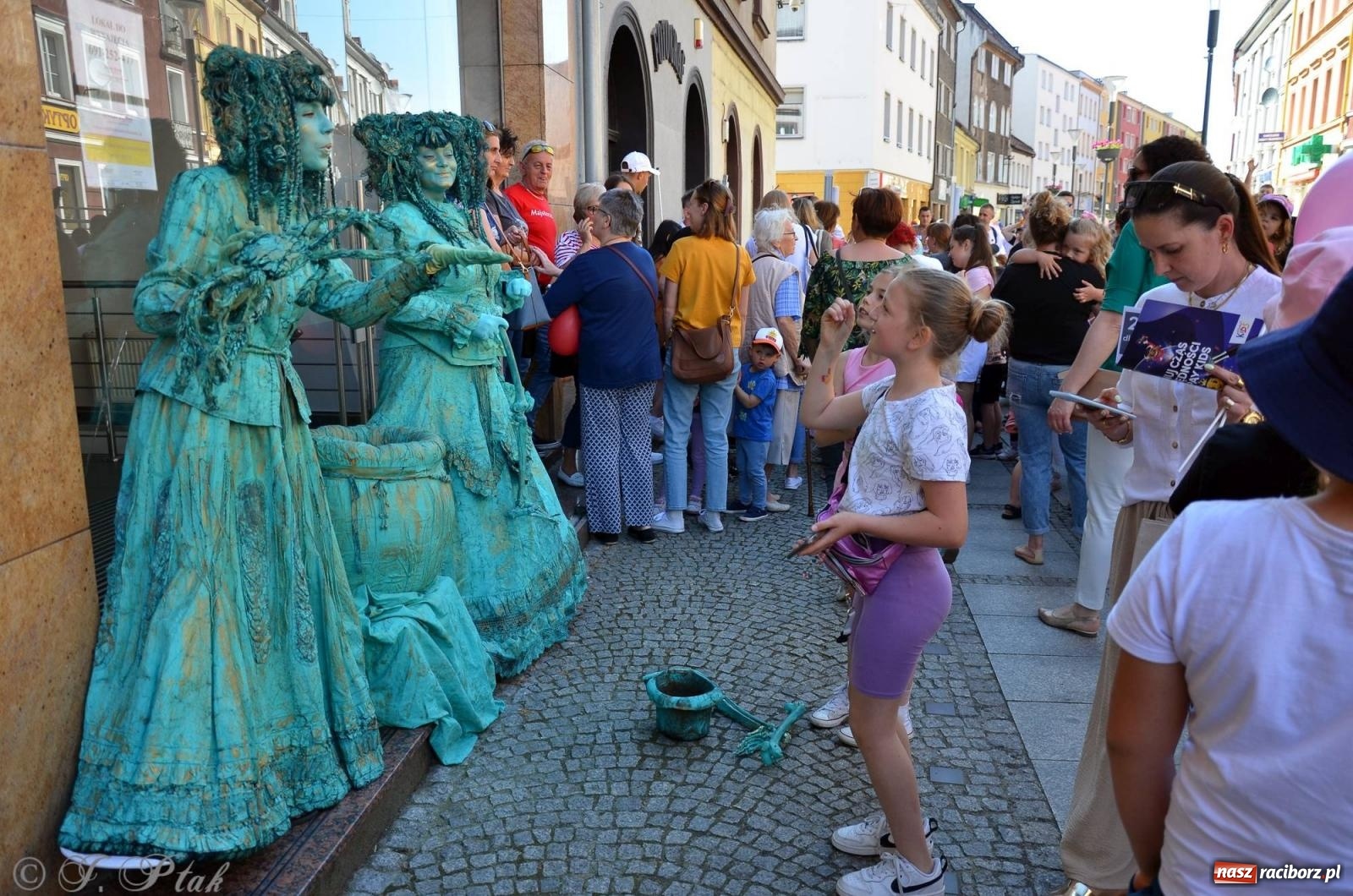 Zdjęcie w galerii na portalu naszraciborz.pl: Tłumy na Długiej. Przedsiębiorcy zapewnili zabawę na 102 [FOTO i WIDEO] wiadomości z regionu
