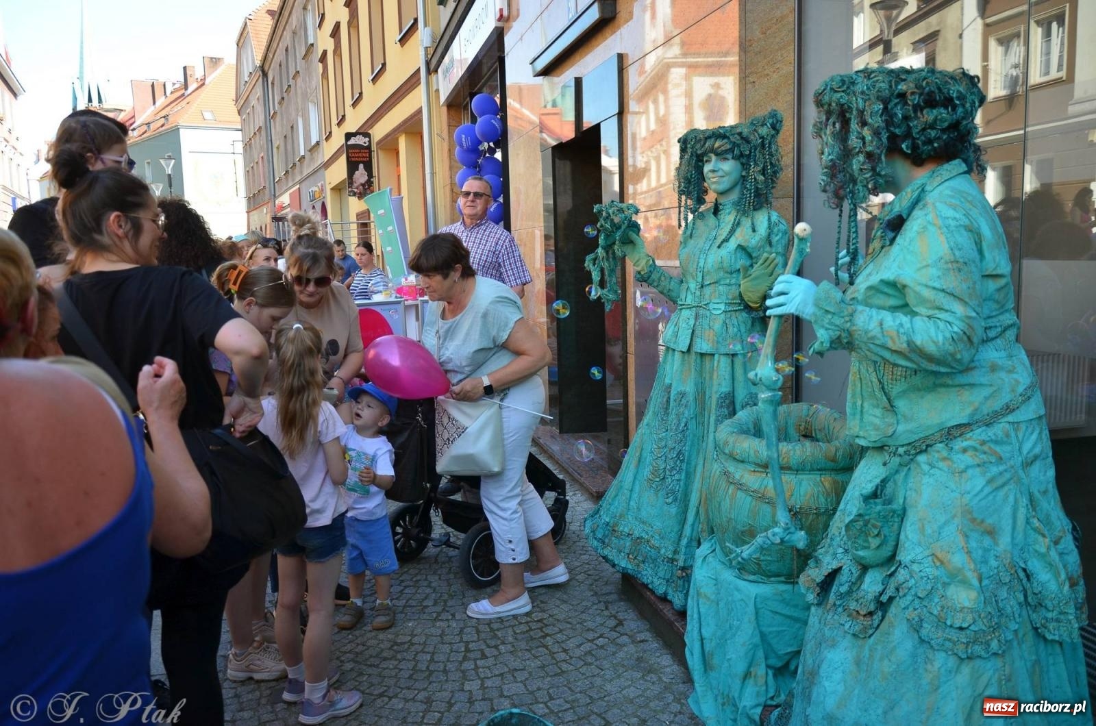 Zdjęcie w galerii na portalu naszraciborz.pl: Tłumy na Długiej. Przedsiębiorcy zapewnili zabawę na 102 [FOTO i WIDEO] wiadomości z regionu