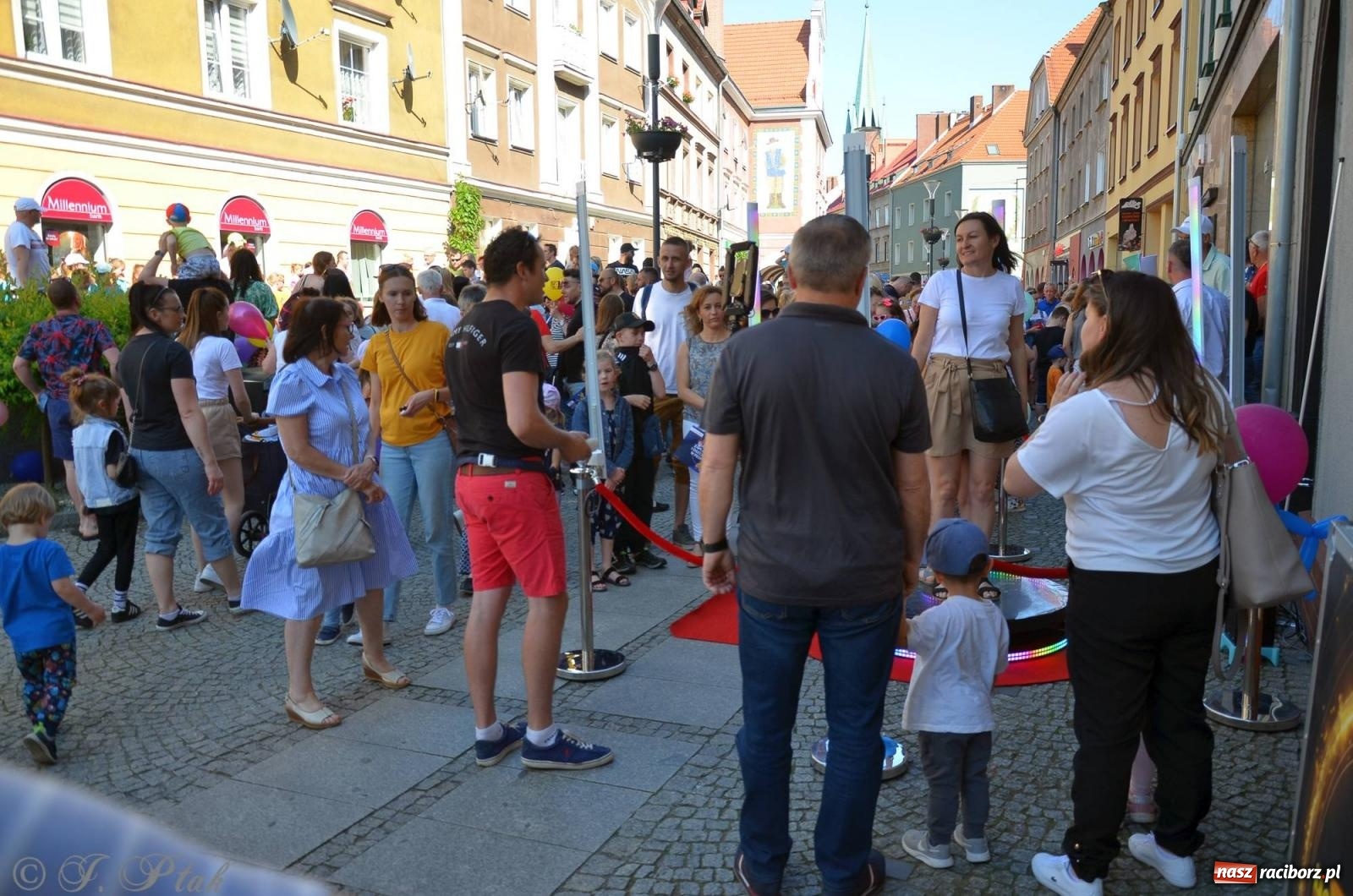Zdjęcie w galerii na portalu naszraciborz.pl: Tłumy na Długiej. Przedsiębiorcy zapewnili zabawę na 102 [FOTO i WIDEO] wiadomości z regionu