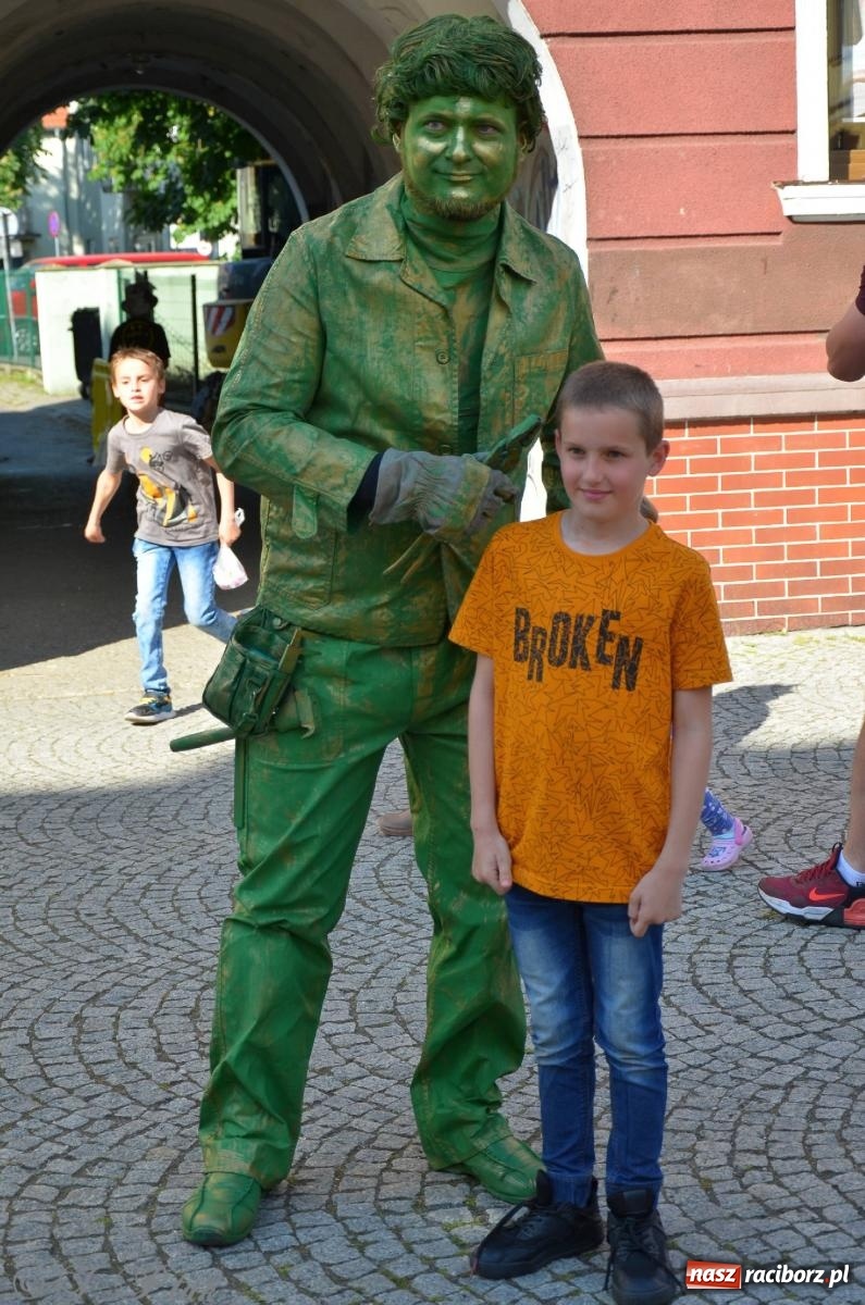 Zdjęcie w galerii na portalu naszraciborz.pl: Tłumy na Długiej. Przedsiębiorcy zapewnili zabawę na 102 [FOTO i WIDEO] wiadomości z regionu
