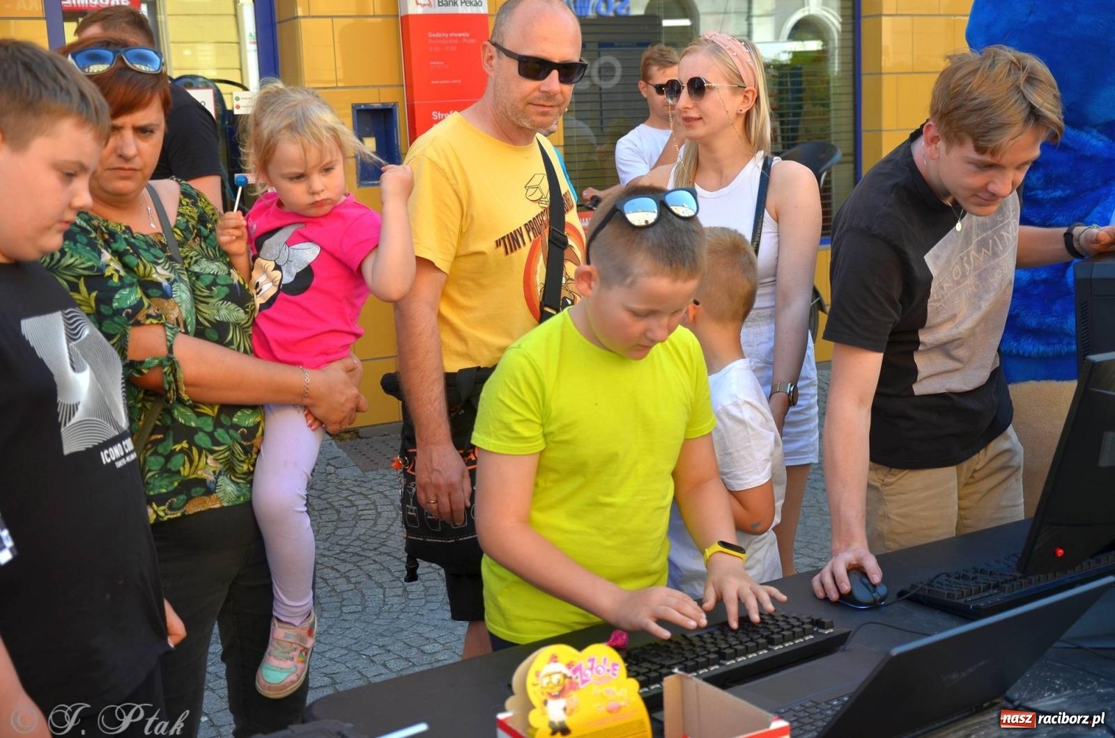 Zdjęcie w galerii na portalu naszraciborz.pl: Tłumy na Długiej. Przedsiębiorcy zapewnili zabawę na 102 [FOTO i WIDEO] wiadomości z regionu