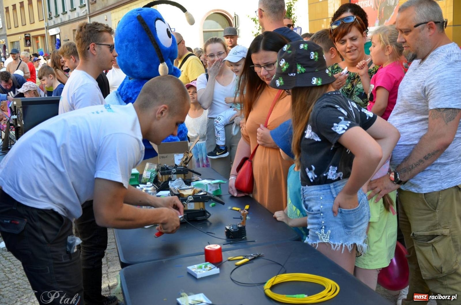 Zdjęcie w galerii na portalu naszraciborz.pl: Tłumy na Długiej. Przedsiębiorcy zapewnili zabawę na 102 [FOTO i WIDEO] wiadomości z regionu