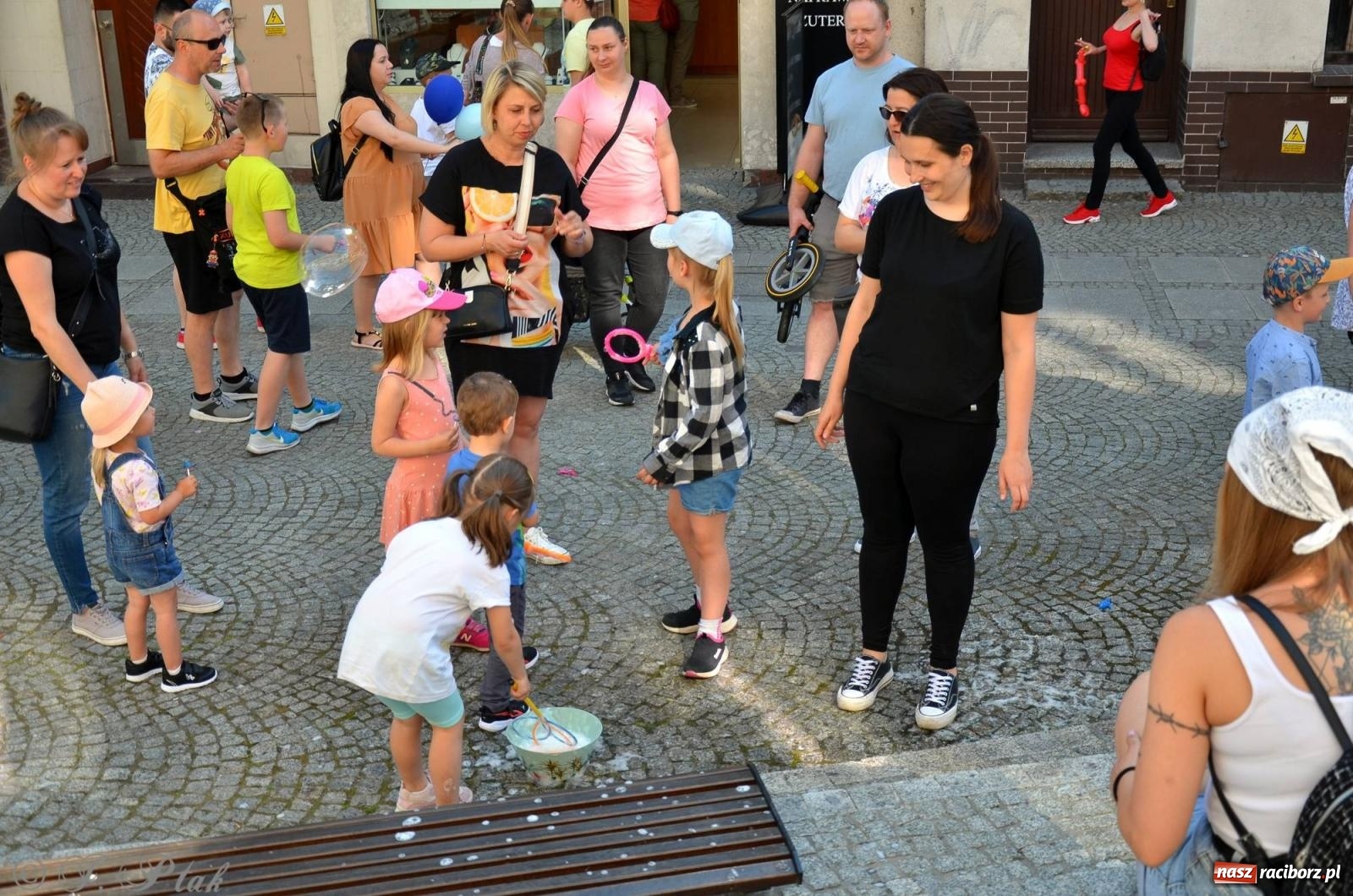 Zdjęcie w galerii na portalu naszraciborz.pl: Tłumy na Długiej. Przedsiębiorcy zapewnili zabawę na 102 [FOTO i WIDEO] wiadomości z regionu