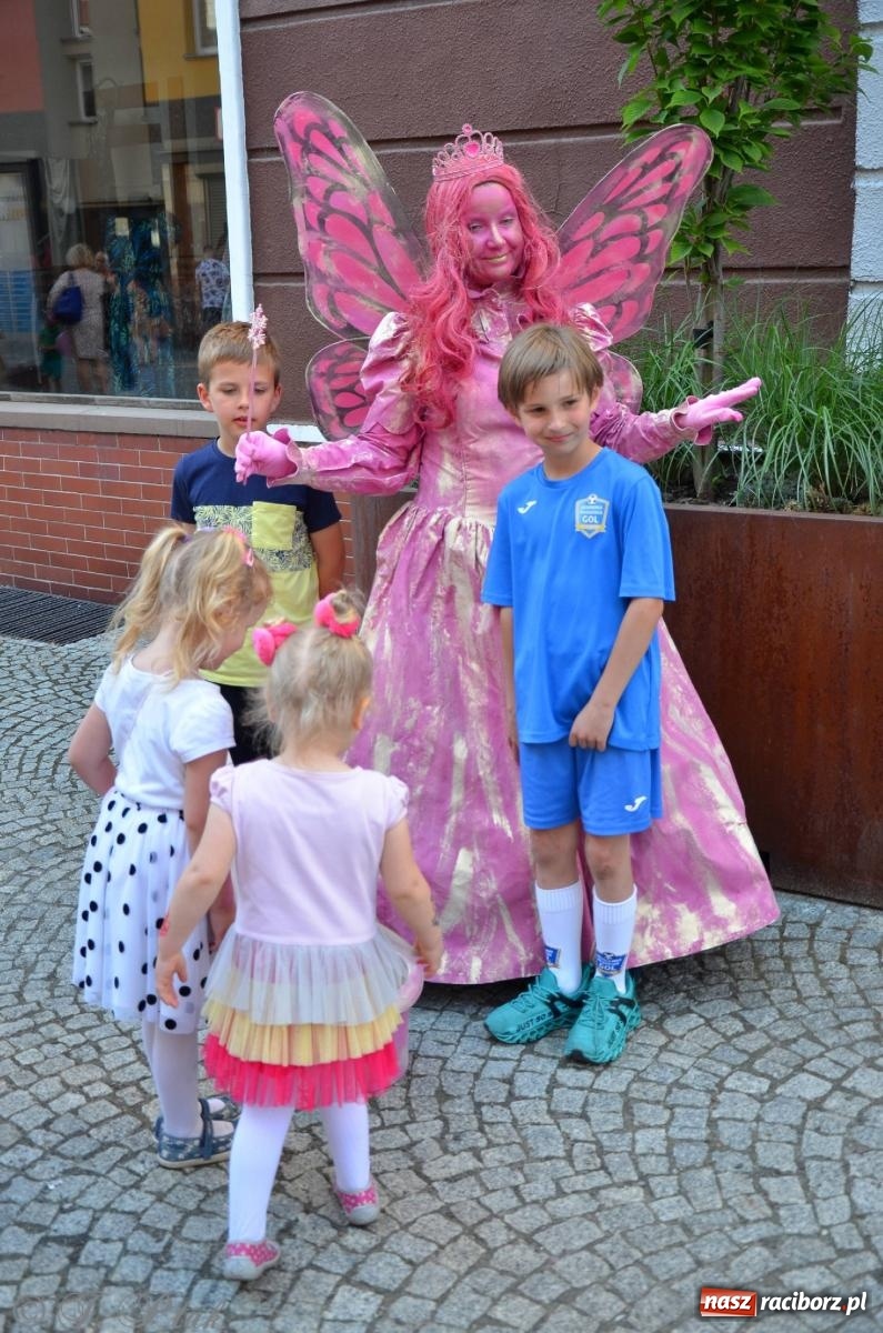 Zdjęcie w galerii na portalu naszraciborz.pl: Tłumy na Długiej. Przedsiębiorcy zapewnili zabawę na 102 [FOTO i WIDEO] wiadomości z regionu