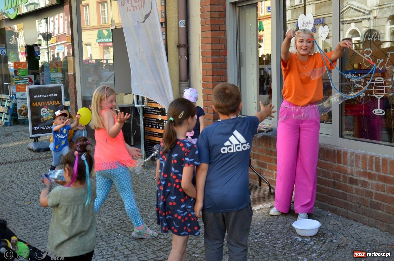 Zdjęcie w galerii na portalu naszraciborz.pl: Tłumy na Długiej. Przedsiębiorcy zapewnili zabawę na 102 [FOTO i WIDEO] wiadomości z regionu