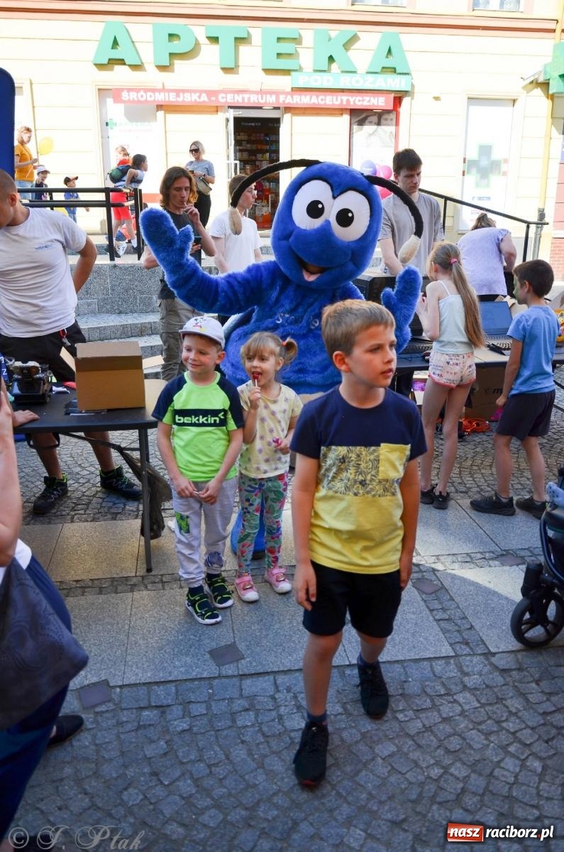 Zdjęcie w galerii na portalu naszraciborz.pl: Tłumy na Długiej. Przedsiębiorcy zapewnili zabawę na 102 [FOTO i WIDEO] wiadomości z regionu