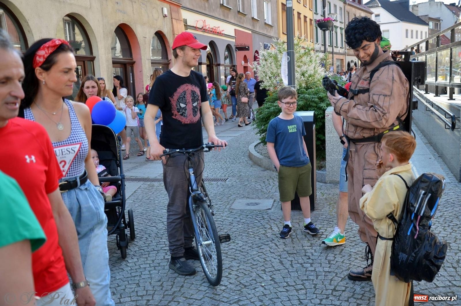 Zdjęcie w galerii na portalu naszraciborz.pl: Tłumy na Długiej. Przedsiębiorcy zapewnili zabawę na 102 [FOTO i WIDEO] wiadomości z regionu