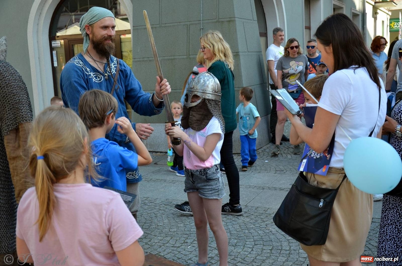 Zdjęcie w galerii na portalu naszraciborz.pl: Tłumy na Długiej. Przedsiębiorcy zapewnili zabawę na 102 [FOTO i WIDEO] wiadomości z regionu