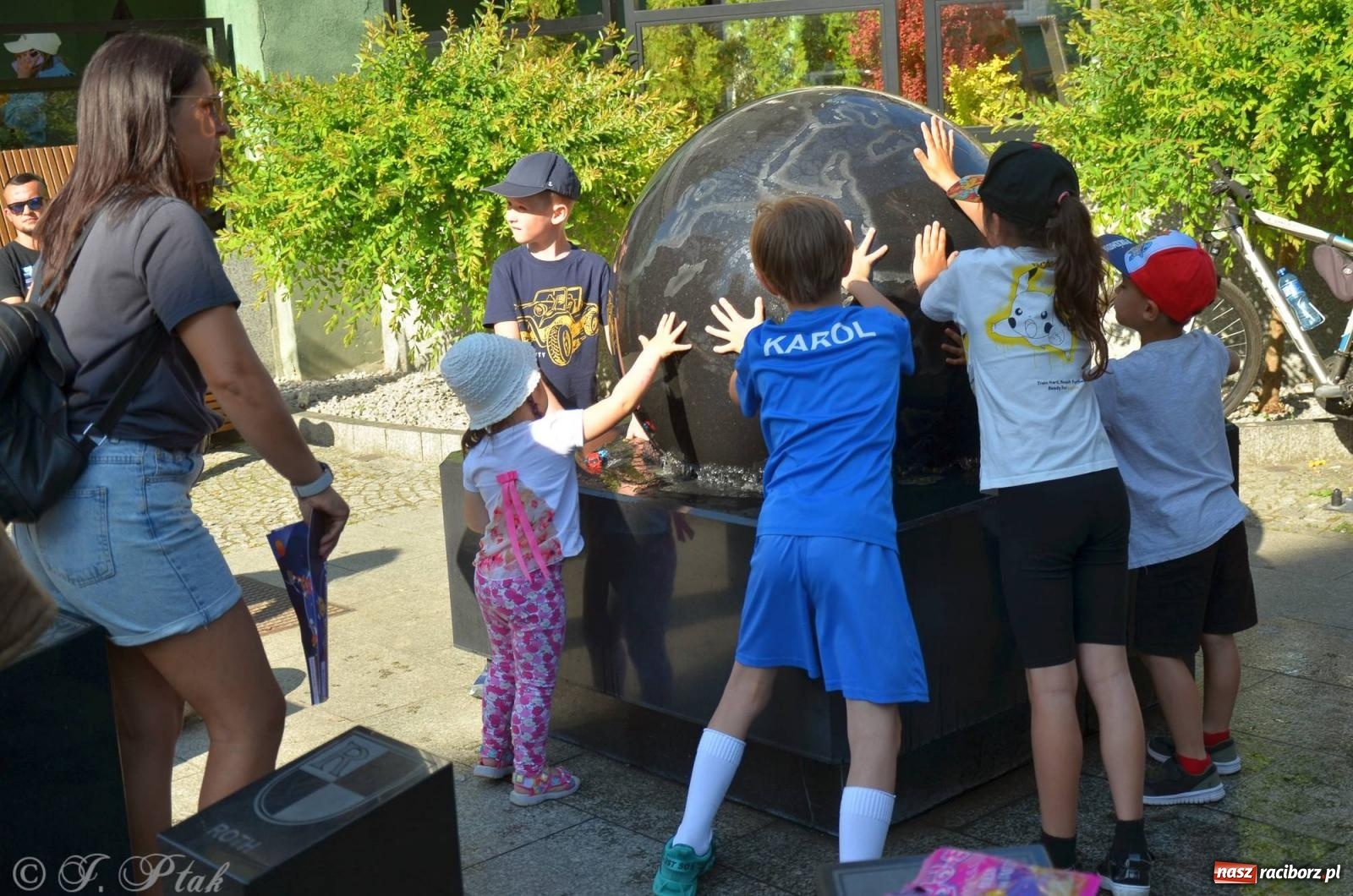 Zdjęcie w galerii na portalu naszraciborz.pl: Tłumy na Długiej. Przedsiębiorcy zapewnili zabawę na 102 [FOTO i WIDEO] wiadomości z regionu