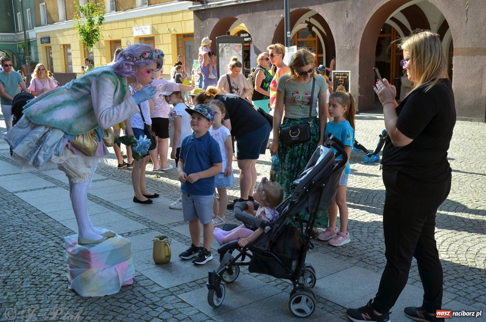 Zdjęcie w galerii na portalu naszraciborz.pl: Tłumy na Długiej. Przedsiębiorcy zapewnili zabawę na 102 [FOTO i WIDEO] wiadomości z regionu