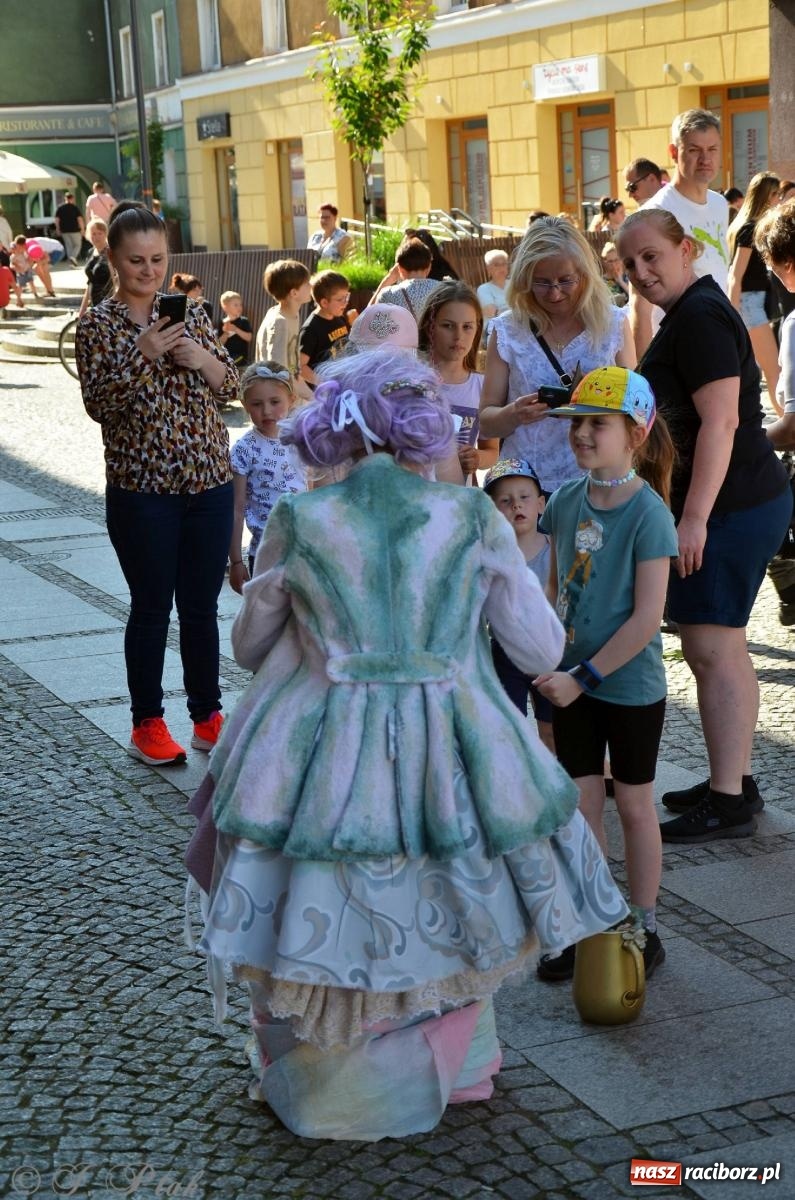 Zdjęcie w galerii na portalu naszraciborz.pl: Tłumy na Długiej. Przedsiębiorcy zapewnili zabawę na 102 [FOTO i WIDEO] wiadomości z regionu