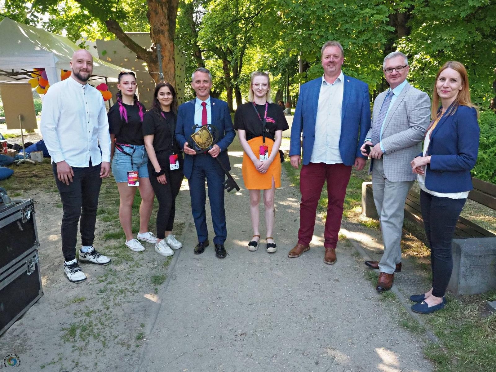 Zdjęcie w galerii na portalu naszraciborz.pl: Klucze do bram miasta w rękach żaków. Raciborskie Juwenalia na bulwarach wiadomości z regionu